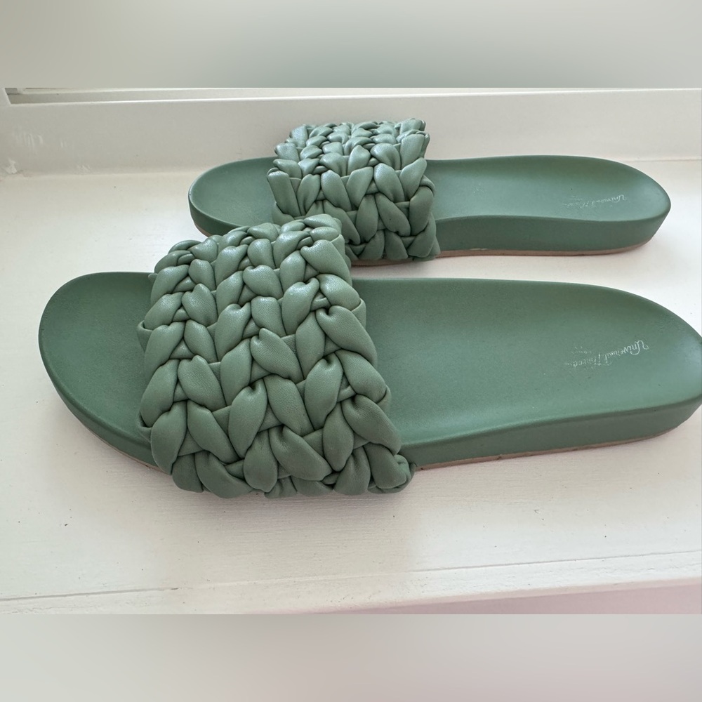 Universal Thread Polly Woven slides